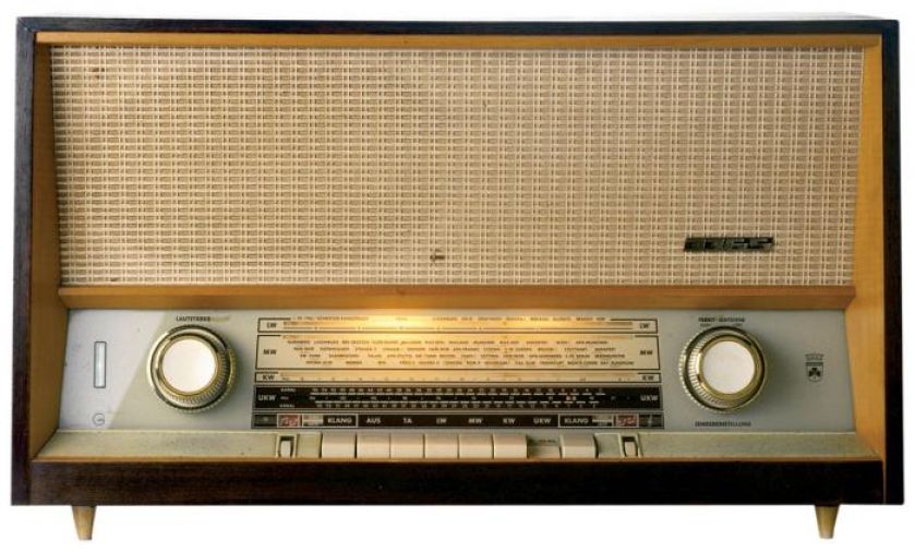 Szczyt nowoczesności w roku 1959, odbiornik firmy Grundig, w którym można było regulować basy, fot. AGENCJA PIĘKNA