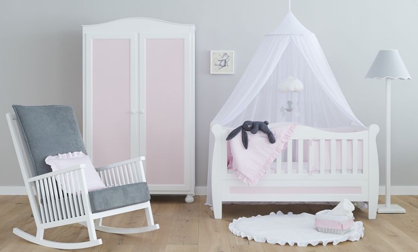 meble drewniane do pokoju niemowlaka