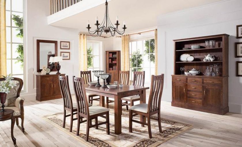 Jadalnia Saga. Za stół z litego dębu zapłacimy 2060 zł. Skórzane krzesło - 973 zł, kredens - 3340 zł. BELVIA