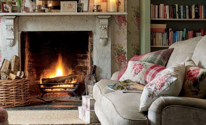 Poduszki, pledy, tkaniny w romantyczne wzory w różnych kolorach można obejrzeć i kupić na stronie www.lauraashley.pl