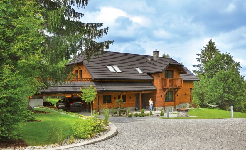 Dom przytulony do lasu: wygląda jak podkarpacka chata, ale urządzono go jak loft