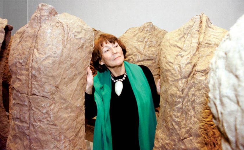 Magdalena Abakanowicz podczas wernisażu w Galerii Kordegarda w 1999 r., fot. Krzysztof Wojciechowski/FORUM