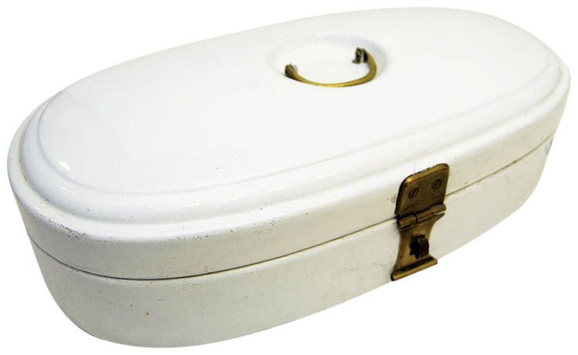 Chlebak stalowy, emaliowany, okres II wojny światowej, fot. Hubert Bierndgarski/MUZEUM CHLEBA W USTCE, WWW.MUZEUMCHLEBA.PL