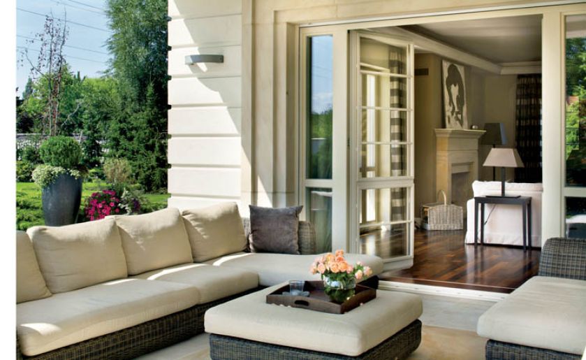 Z salonu wychodzi się na duży zadaszony taras. Idealne miejsce na popołudniowy wypoczynek i rodzinne spotkania.