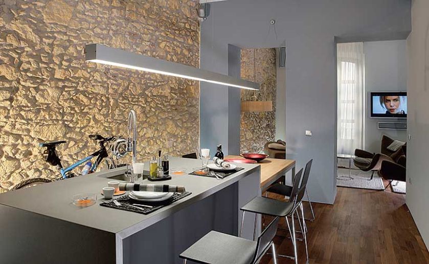 Kamień nie tylko na ścianie. Blat zrobiony jest z odpornego na ścieranie i wilgoć kwarcogranitu