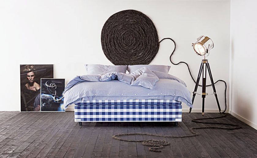 Końskie włosie, wełna, bawełna, len. W konstrukcji użyto aż trzech systemów sprężyn, a całość oparta na mocnej ramie z