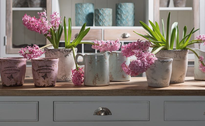 Doniczki ze stylizowanej i specjalnie postarzanej ceramiki nazwiązują do wielkich donic ogrodowych z francuskich willi.