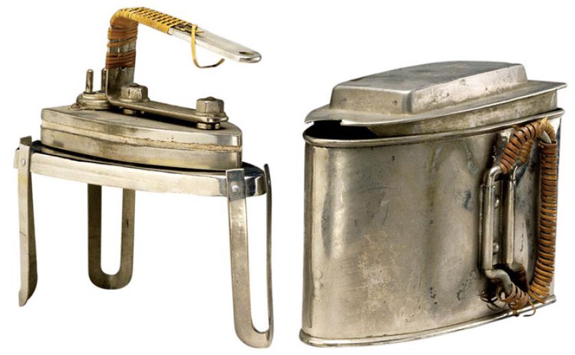 Żelazko ze stojakiem i pudełkiem, fot. Forum