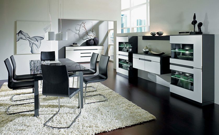 Witryny wiszące po 2381 zł, szafka wisząca za 1747 zł, półka w cenie 847 zł. KLOSE