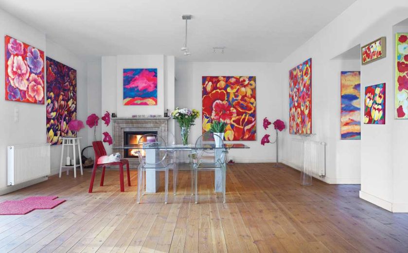 Jestem malarką kolorystką. Myślę kolorem i kolorem czuję – mówi o sobie Beata Murawska. Odwiedzamy ją w jej domu