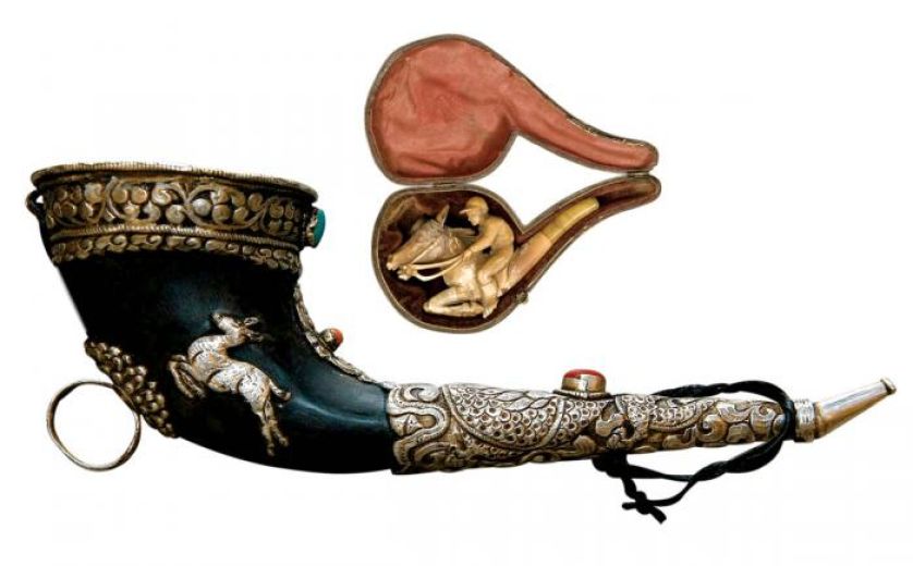 Fajka-dżokej, XIX-XX w., cw 1100 zł, OSTOYA. Tybetańska, z rogu bawolego, początek XX w., Muzeum Azji i Pacyfiku, PAP