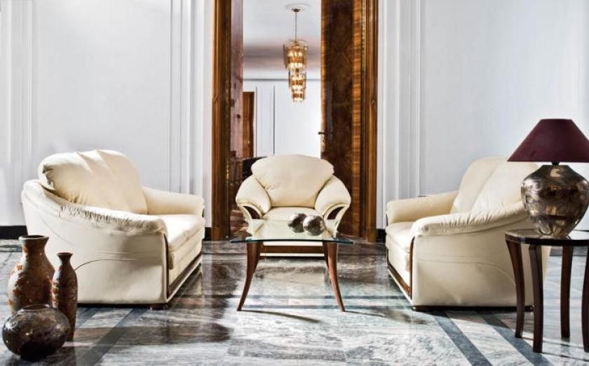 By duży salon wydał się przytulniejszy, wysuńmy kanapy na środek pokoju. Te z kolekcji C191 można zamówić obite skórą