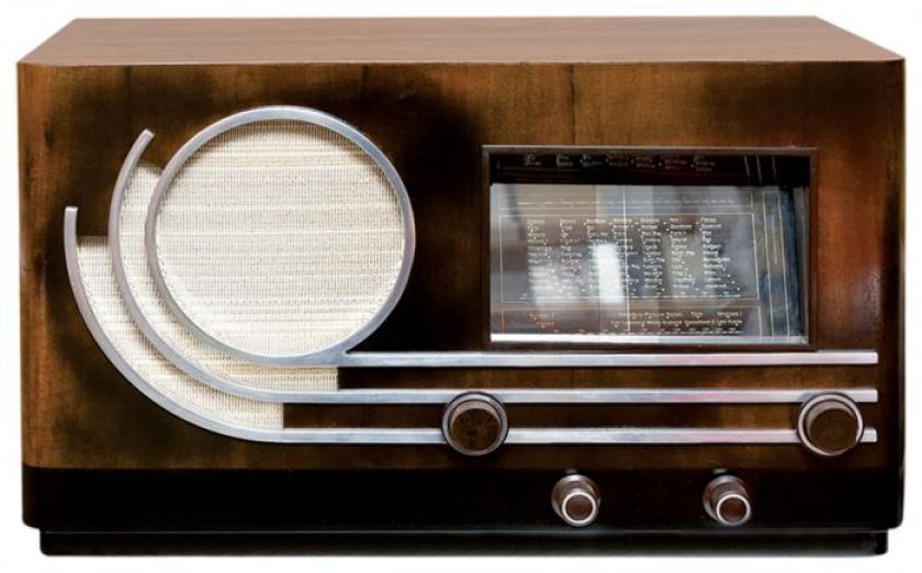 Niemiecki Loewe 537 W – gabinetowy odbiornik nazywany Łyżwą z powodu metalizowanych listew, 1936/37 r.,