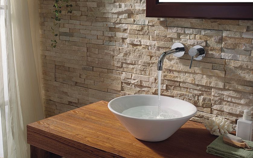 Udane połączenie: drewno egzotyczne, porcelana, kamień i chrom (bateria umywalkowa Y1215 w cenie 484 zł), OMNIRES