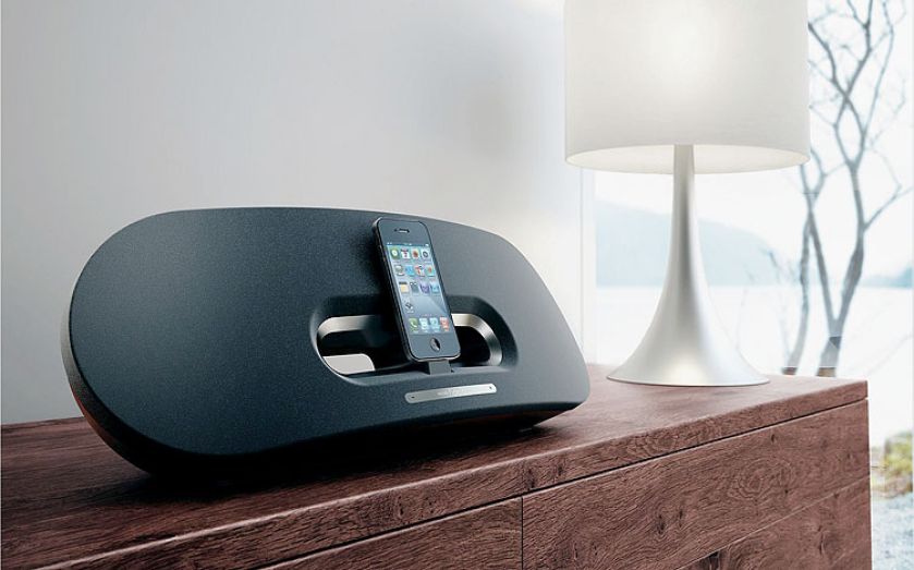 Głośnik ze stacją dokującą współpracuje z iPhonem oraz iPodem. Kosztuje około 900 zł. PHILIPS