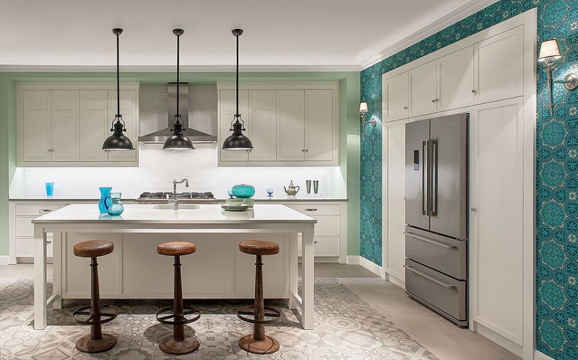 Kuchnia American Beauty, hokery przy wyspie inspirowane amerykańskimi barami, blaty z płyty silestone, FABRYKA WNĘTRZ