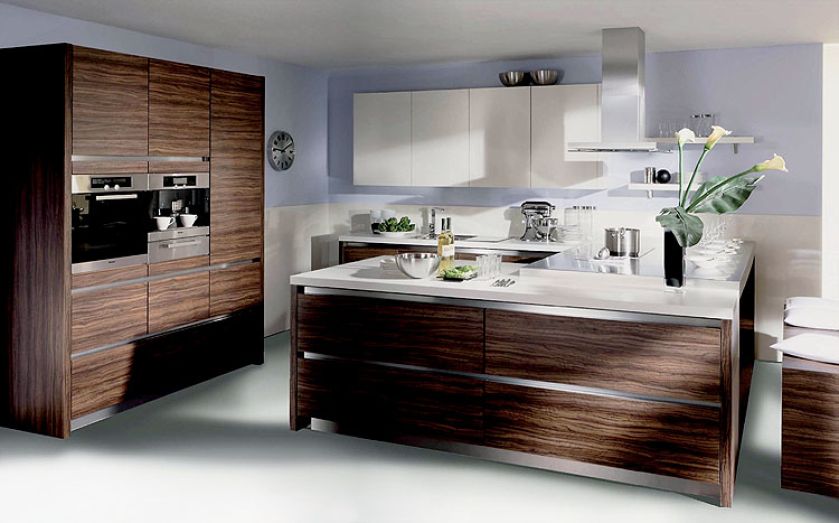 Największą ozdobą tej kuchni jest drewno z pasiastymi słojami. Zastosowany system bezuchwytowy oraz listwy są