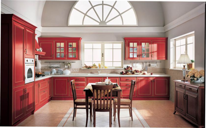 Velia Laccata ma fronty z mdf-u w kolorze rosso ze złotą patyną. Ok. 31 000 zł. CUCINE LUBE