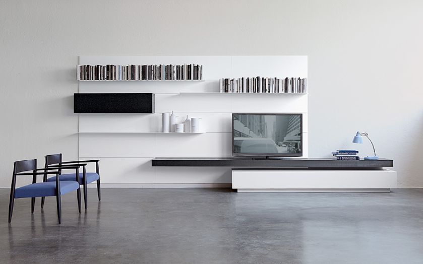 Mocowany jest do ściany, może być lustrzany, ze stali, w fornirze czy lakierze – błyszczącym