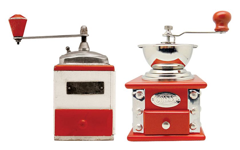 (Od lewej) Stylizowany na dawny, w drewnianej obudowie. / Firmy London Pottery, www.fide.pl