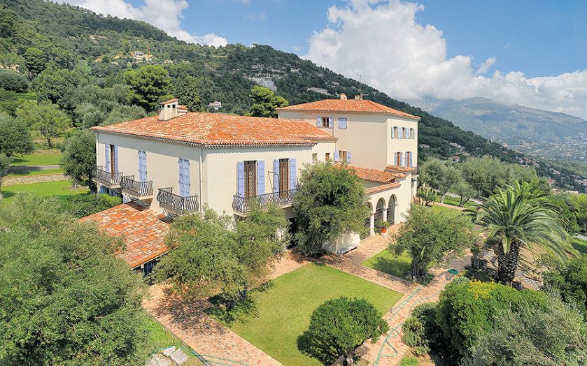 W 1929 roku na cyplu wyrosła La Pausa – willa z błękitnymi okiennicami, która miała być esencją stylu śródziemnomorskiego.