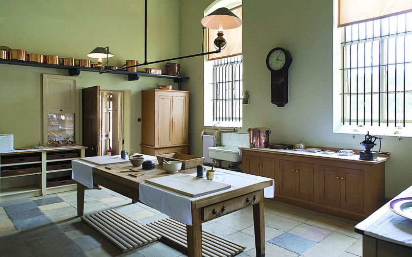 CHO21, projekt kuchni nawiązujący do czasów wiktoriańskich z kredensem i solidnym drewnianym stołem, A COZINHA, acozinha.net