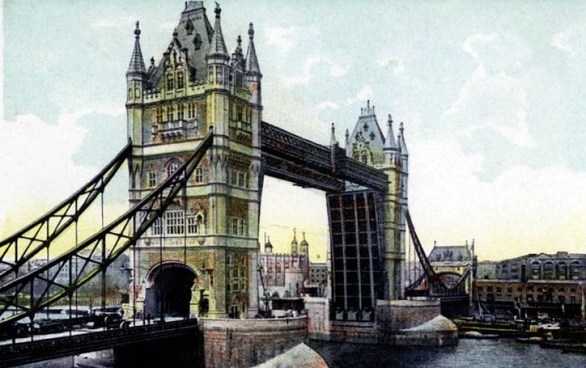 Odkrytka z Londynu, z namalowanym widokiem Tower Bridge autorstwa nieznanego artysty, pocz. XX w., fot. BE W