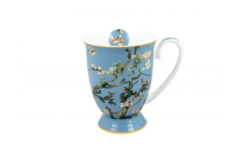 niebieski kubek w kwiaty