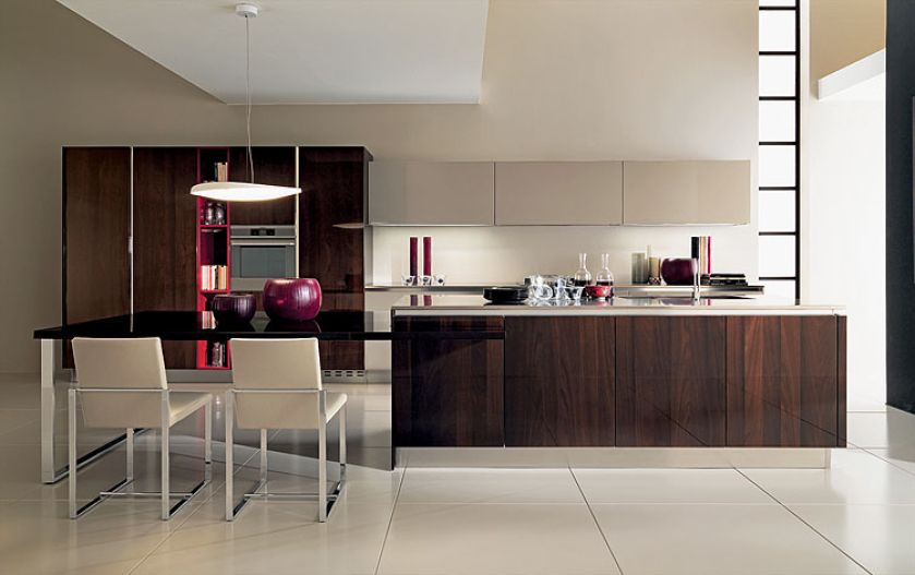 Orzechowa wyspa na pierwszym planie to B-50 (Berloni). Do wyboru 50 kolorów i przeróżne wykończenia. STUDIO ITALIA