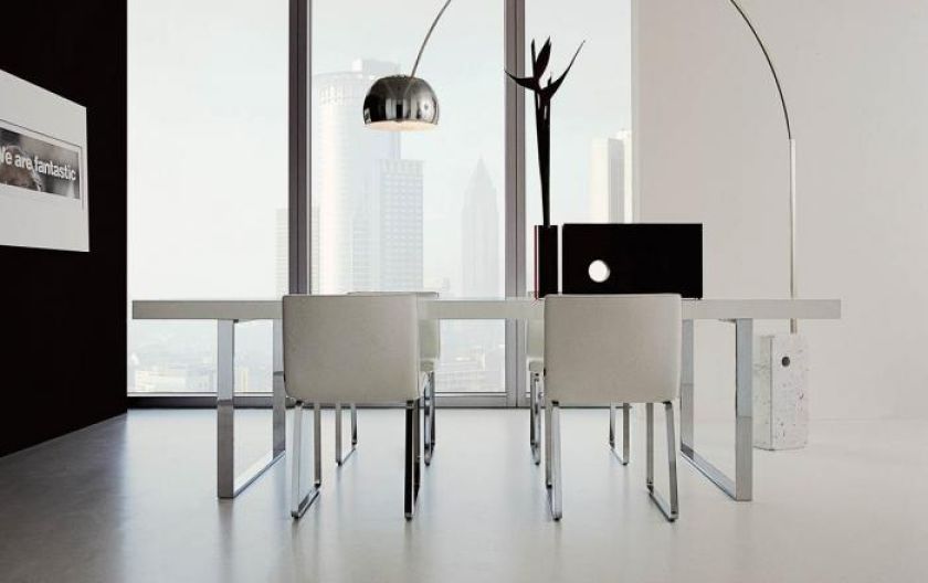 Stół Easy projektu Carla Colombo kosztuje od 10 950 zł. Cena krzesła Sweet z chromowanego metalu - od 1980