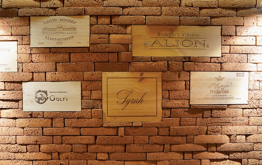 W ścianach wmurowane są deski ze skrzynek po włoskich, francuskich i hiszpańskich winach.