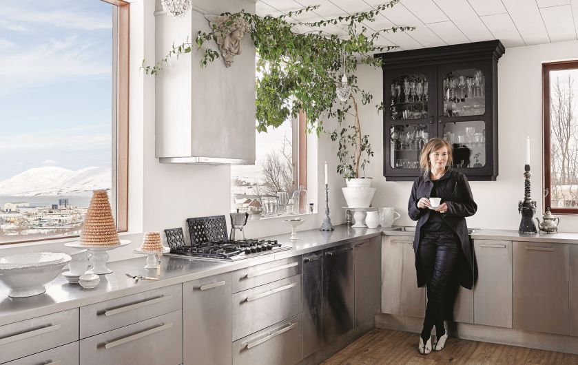 dom w szarościach i drewnie