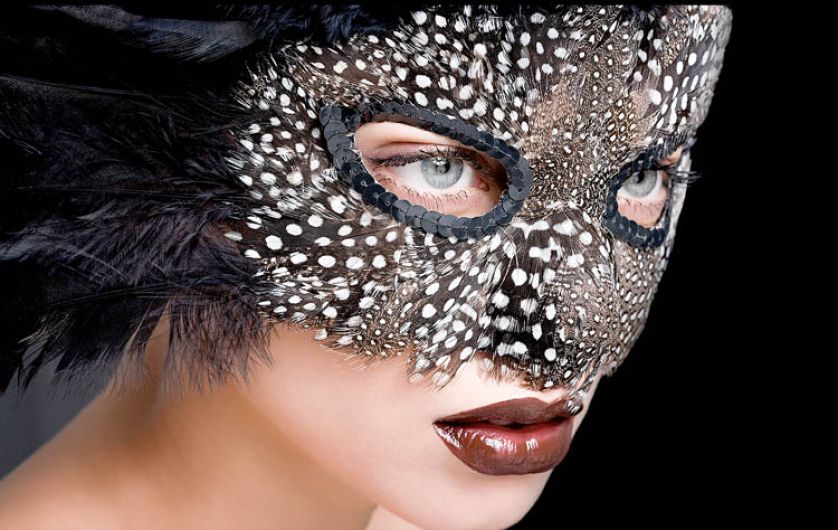 Współczesna maska z ptasich piórek. Fot. Medium