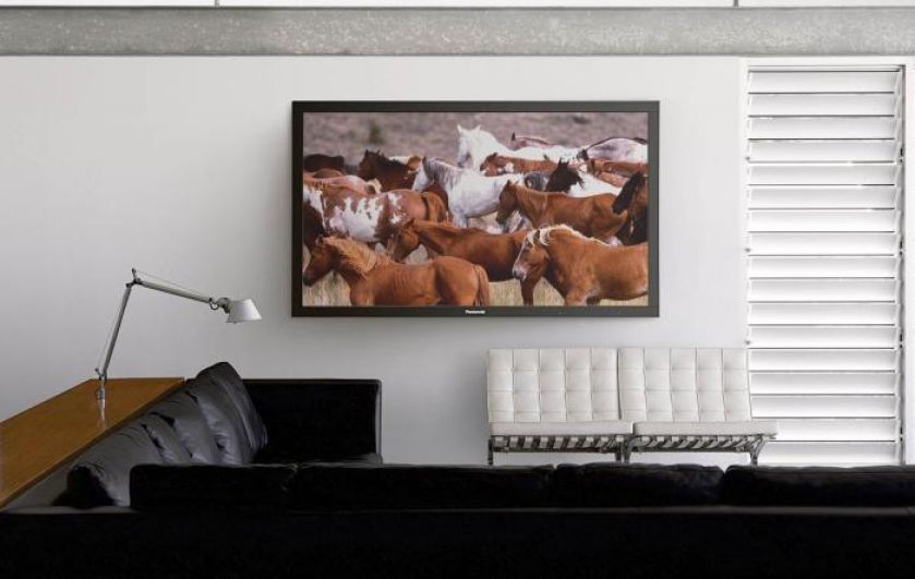 Jeden z największych producentów elektroniki stawia przede wszystkim na jakość. Pozostaje przy klasycznych, prostych ekranach