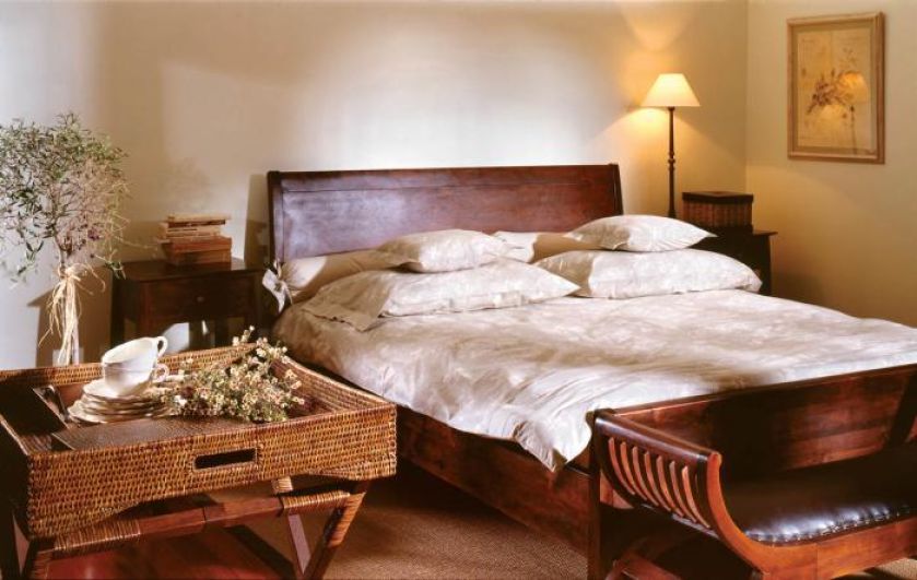 Wraca moda na puchowe piernaty, poduchy, pledy, kapy, falbany, koronki...