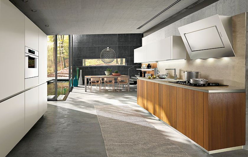 Fornirowane szafki kuchenne pasują do drewna w jadalni. SNAIDERO