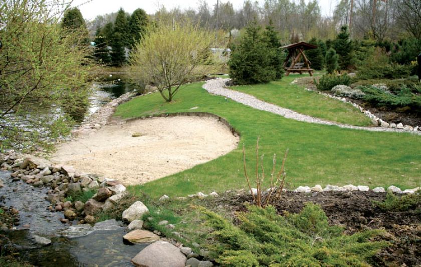 Nad strumieniem powstała piaszczysta plaża, gdzie można się opalać lub rozpalić ognisko.