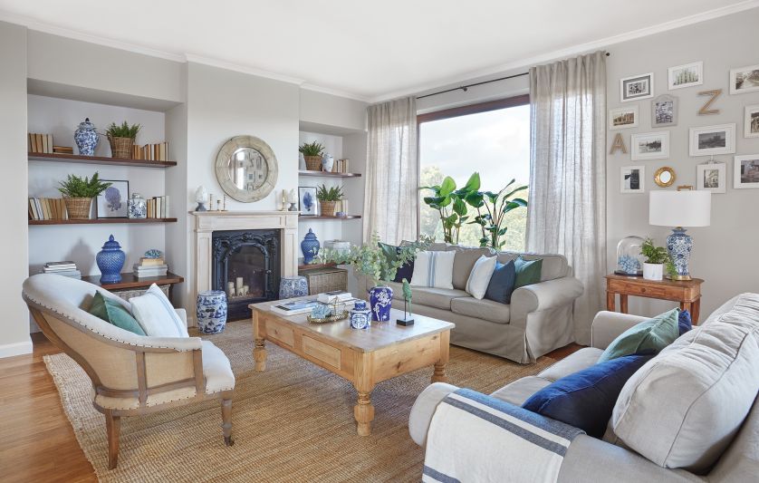 szary salon z drewnem