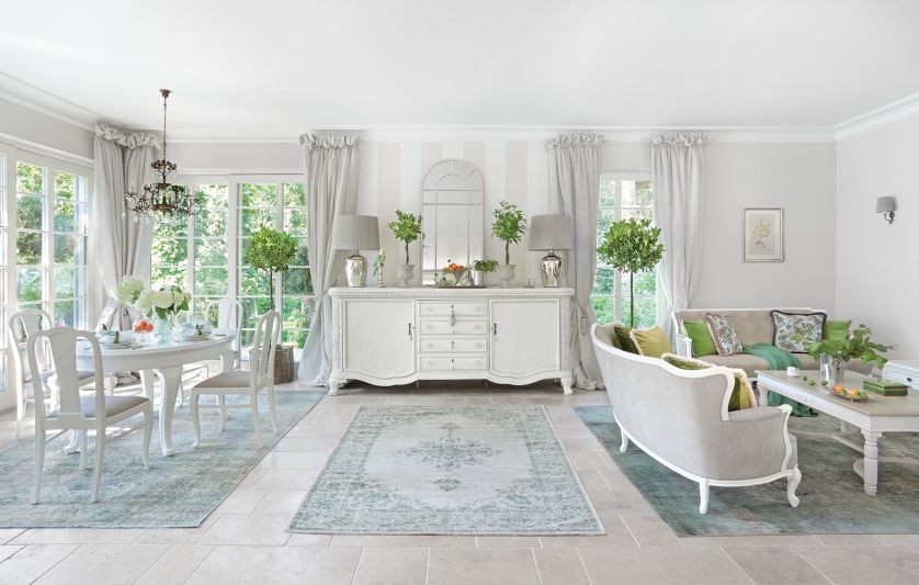 Gdyby nie wysokie sosny w ogrodzie, można by pomyśleć, że ten dom stoi gdzieś na południu Europy, a nie