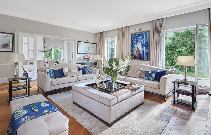 klasyczny salon z niebieskimi i srebrnymi dodatkami