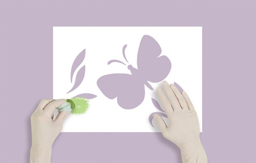 Malowanie wzoru jest bardzo łatwe: wydrukuj szablon, przygotuj farby i gąbkę.