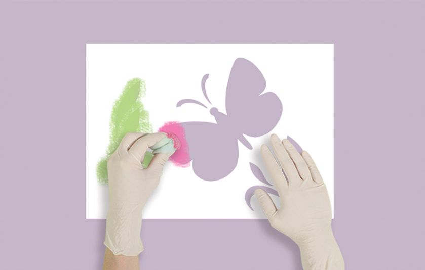 Malowanie wzoru jest bardzo łatwe: wydrukuj szablon, przygotuj farby i gąbkę.