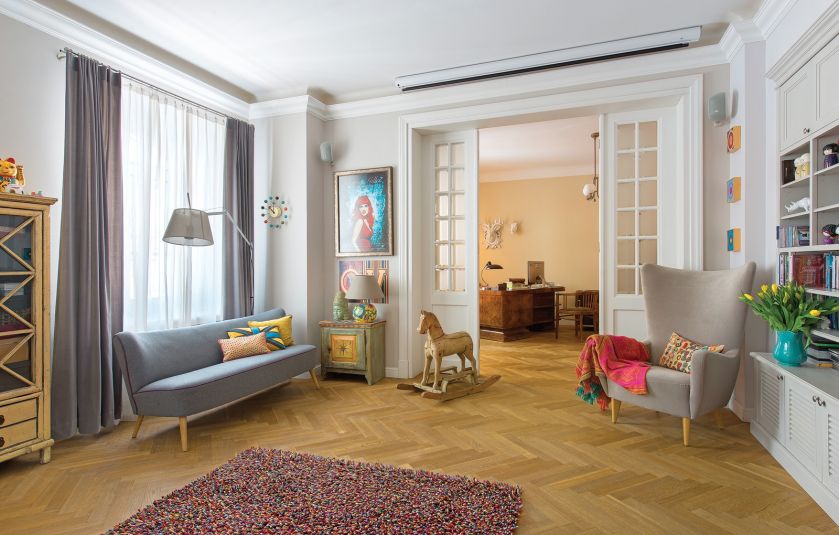 Właściciele tego niezwykłego mieszkania połączyli doświadczenie w projektowaniu wnętrz filmowych z miłością do antyków i