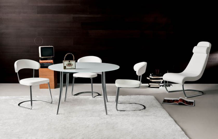 Attiva SE 795 chromowane lub aluminiowe, obite są skórą (do wyboru sztuczną albo prawdziwą). Cena - od 183 zł