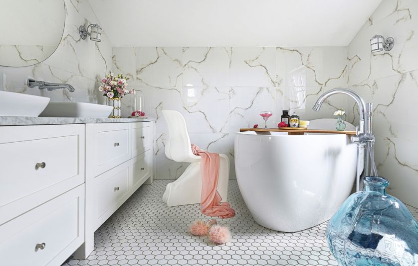 biała łazienka z różowymi dodatkami