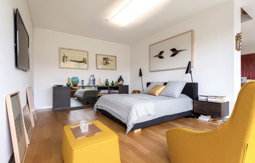 W sypialni na komodzie szkło Zbigniewa Horbowego, praca Stephanie Syjuco oraz wazony z krośnieńskiej huty Makora.