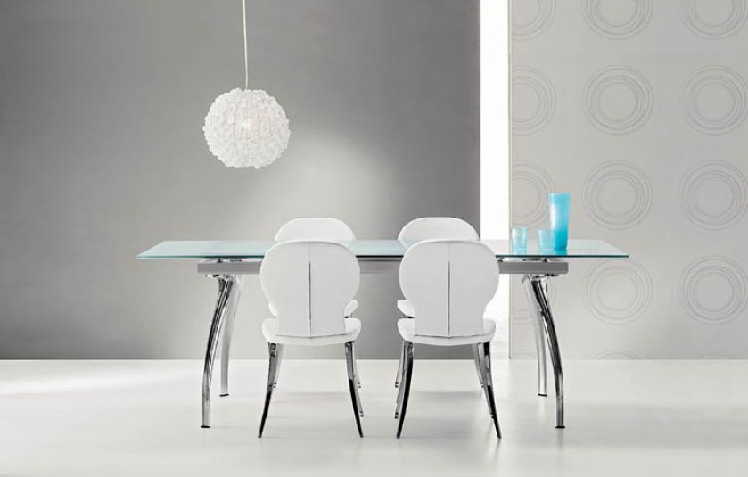 Stół Oscar (od 1122 euro) i krzesła Victor (616 euro/szt.) od Bonaldo. STUDIO ITALIA