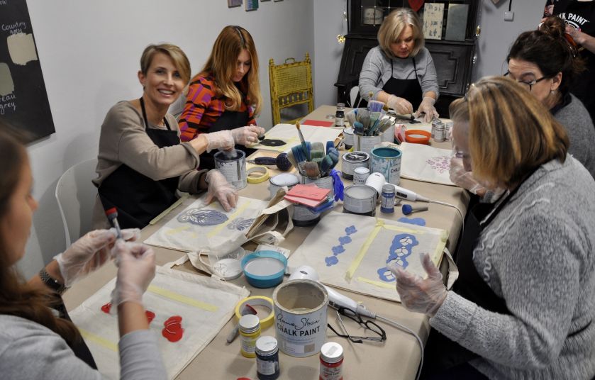 Czytelniczki Werandy na warsztatach malowania