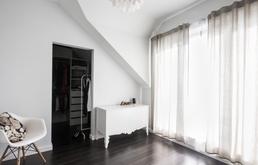 Garderoba w sypialni. Jak urządzić dom pełen przestrzeni