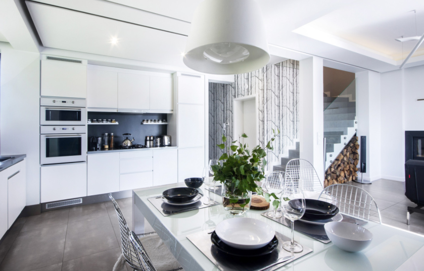 Jasne, przestronne wnętrze w nowoczesnym wydaniu. Choć w całej stylistyce dominują czerń i biel, naturalne